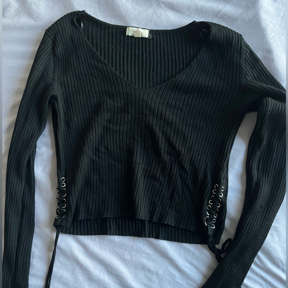 #75 🌺 5/$30 🌺 V-neck ribbed crop sweater with criss-cross on the sides